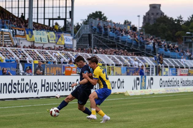 Deutschland: Regionalliga Nordost 2026 2027, 6. Spieltag, 1.FC Lokomotive Leipzig - Chemnitzer FC, Bruno-Plache-Stadion (Leipzig): Zweikampf von Maurizio Grimaldi (Chemnitzer FC, 23) und Arne Rühlemann Ruehlemann (1. FC Lokomotive Leipzig, 24) *** Germany Regionalliga Northeast 2026–2027, Matchday 6, 1 FC Lokomotive Leipzig vs. Chemnitzer FC, Bruno Plache Stadium, Leipzig: A tackle by Maurizio Grimaldi (Chemnitzer FC, 23) and Arne Rühlemann (1 FC Lokomotive Leipzig, 24) Copyright: xx