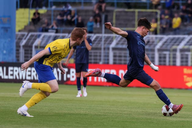 Deutschland: Regionalliga Nordost 2026 2027, 6. Spieltag, 1.FC Lokomotive Leipzig - Chemnitzer FC, Bruno-Plache-Stadion (Leipzig): Jonas Marx (Chemnitzer FC, 19) Abschluss *** Germany Northeast Regional League 2026–2027, Matchday 6, 1 FC Lokomotive Leipzig vs. Chemnitzer FC, Bruno Plache Stadium, Leipzig; Jonas Marx (Chemnitzer FC), 19th goal Copyright: xLucasxWalterx