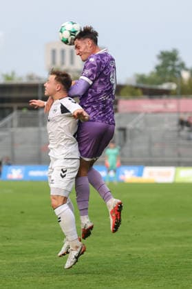 Toto-Pokal; SV Wacker Burghausen - FC Ingolstadt 04; Kopfball Zweikampf Kampf um den Ball Elias Decker (4, FCI) Toto-Pokal - SV Wacker Burghausen - FC Ingolstadt 04 Saison 2026 2027 *** Toto Cup: SV Wacker Burghausen vs. FC Ingolstadt 04; Header; Tackle; Battle for the Ball; Elias Decker 4, FCI; Toto Cup: SV Wacker Burghausen vs. FC Ingolstadt 04; 2026–2027 Season