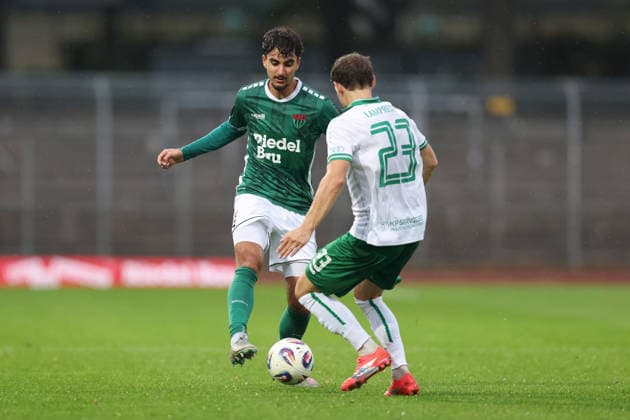 25.08.2026, Herren, Fussball, Saison 2026 2027, Bayerischer Totopokal, Achtelfinale: 1. FC Schweinfurt 1905 - VfB Eichstaett Berkay Öztürk ( 40, 1. FC Schweinfurt 1905) und Florian Lamprecht ( 23, VfB Eichstätt) Schweinfurt Sachs-Stadion Bayern Deutschland *** August 25, 2026, Men s Soccer, 2026–2027 Season, Bavarian Toto Cup, Round of 16: 1. FC Schweinfurt 1905 vs. VfB Eichstätt; Berkay Öztürk (40), 1. FC Schweinfurt 1905, and Florian Lamprecht (23), VfB Eichstätt; Schweinfurt, Sachs Stadium, Bavaria, Germany