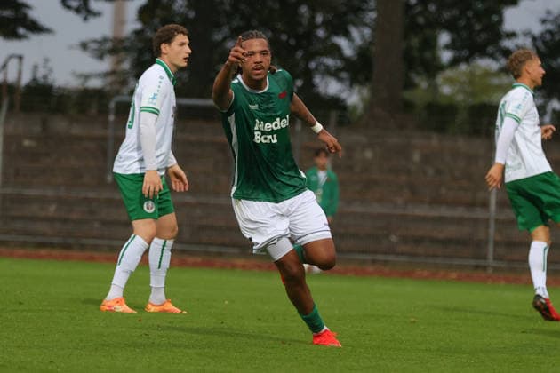 Fußball, Verbandspokal, Achtelfinal: FC Schweinfurt 05 - VfB Eichstätt Torschütze Morris Adelabu (FC Schweinfurt 05, 27) feiert seinen Treffer zum 1:1 Schweinfurt Riedel-Bau-Arena im Sachs-Stadio Bayern Unterfranken Deutschland *** Soccer, League Cup, Round of 16: FC Schweinfurt 05 vs. VfB Eichstätt. Goal scorer Morris Adelabu of FC Schweinfurt 05, 27, celebrates his goal to make it 1–1 at the Schweinfurt Riedel Bau Arena in the Sachs Stadio, Lower Franconia, Germany.