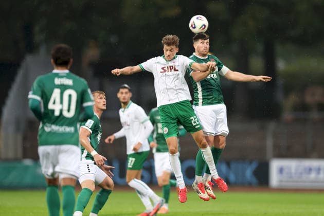 25.08.2026, Herren, Fussball, Saison 2026 2027, Bayerischer Totopokal, Achtelfinale: 1. FC Schweinfurt 1905 - VfB Eichstaett Jonas Winkler ( 22, VfB Eichstätt) und Kevin Fery ( 15, 1. FC Schweinfurt 1905) Schweinfurt Sachs-Stadion Bayern Deutschland *** August 25, 2026, Men s Soccer, 2026–2027 Season, Bavarian Toto Cup, Round of 16: 1 FC Schweinfurt 1905 vs. VfB Eichstätt; Jonas Winkler (22), VfB Eichstätt, and Kevin Fery (15), 1 FC Schweinfurt 1905; Schweinfurt, Sachs Stadium, Bavaria, Germany