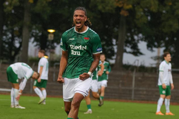 25.08.2026, Fussball, Herren, Saison 2026 2027, Bayerischer Totopokal, Achtelfinale: FC Schweinfurt 05 - VfB Eichstätt Torschütze Morris Adelabu (FC Schweinfurt 05, 27) feiert seinen Treffer zum 1:1 Schweinfurt Riedel-Bau-Arena im Sachs-Stadio Bayern Unterfranken Deutschland *** August 25, 2026, Soccer, Men s, 2026–2027 Season, Bavarian Toto Cup, Round of 16: FC Schweinfurt 05 vs. VfB Eichstätt; Goal scorer: Morris Adelabu (FC Schweinfurt 05), 27, celebrates his goal to make it 1–1 at the Schweinfurt Riedel Bau Arena in the Sachs Stadium, Lower Franconia, Bavaria, Germany