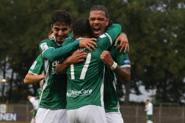 25.08.2026, Fussball, Herren, Saison 2026 2027, Bayerischer Totopokal, Achtelfinale: FC Schweinfurt 05 - VfB Eichstätt rechts: Torschütze Morris Adelabu (FC Schweinfurt 05, 27) feiert seinen Treffer zum 1:1 Schweinfurt Riedel-Bau-Arena im Sachs-Stadio Bayern Unterfranken Deutschland *** August 25, 2026, Soccer, Men s, 2026–2027 Season, Bavarian Toto Cup, Round of 16: FC Schweinfurt 05 vs. VfB Eichstätt; on the right, goal scorer Morris Adelabu of FC Schweinfurt 05, 27, celebrates his goal to tie the game at 1–1 at the Schweinfurt Riedel Bau Arena in the Sachs Stadium, Lower Franconia, Bavaria, Germany