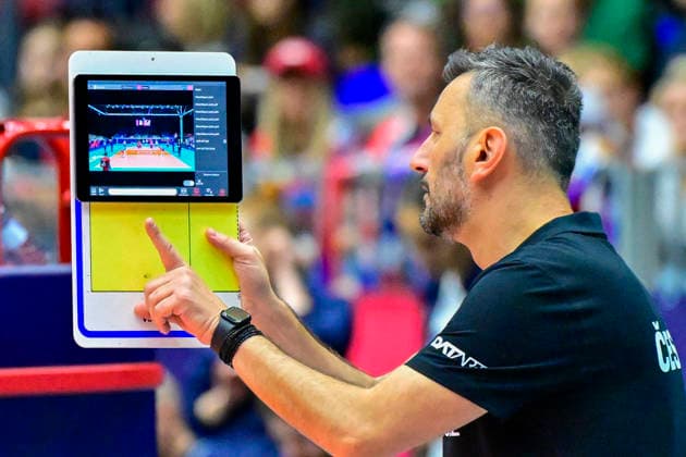 Czech team coach Giannis Athanasopoulos gives instructions to his players during the Women s European Volleyball Championships Group B match Czech Republic vs Ukraine, on August 25, 2026, in Brno, Czech Republic. (CTKxPhoto VaclavxSalek) CTKPhotoP2026082505827  CTKPhotoP2026082505827