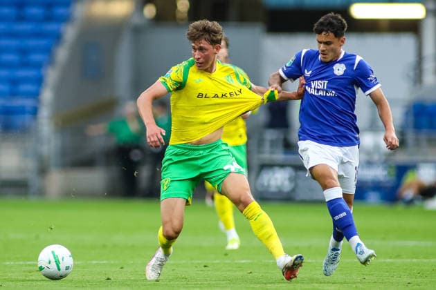 Carabao Cup round 2 Cardiff City v Norwich City Oscar Schwartau of Norwich City under pressure from Alex Robertson of Cardiff City during the Carabao Cup round 2 match Cardiff City vs Norwich City at Cardiff City Stadium, Cardiff, United Kingdom on 25 August 2026 (Photo by Andrew Lewis News Images) Cardiff Cardiff City Stadium Glamorgan United Kingdom Copyright: xAndrewxLewis NewsxImagesx
