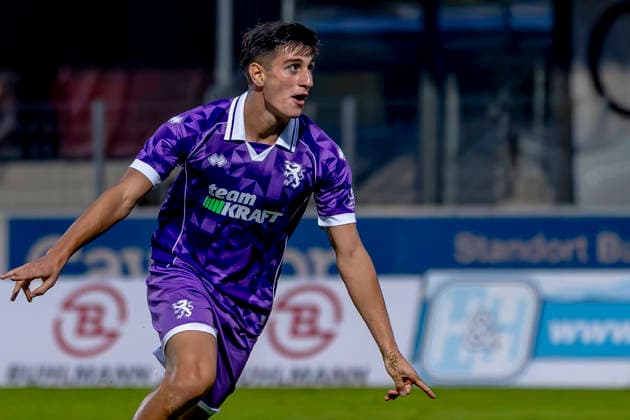Burghausen, Deutschland 25. August 2026: Toto-Pokal - Bayerischer Landespokal - 2026 2027 - Achtelfinale - SV Wacker Burghausen gegen FC Ingolstadt 04 Im Bild: Torschütze Emre Gül Guel (FCI) jubelt nach seinem Tor zum 0:2 flatbuy-Stadion Bayern *** Burghausen, Germany, August 25, 2026—Toto Cup (Bavarian State Cup) 2026–2027, Round of 16: SV Wacker Burghausen vs. FC Ingolstadt 04. Pictured: Goal scorer Emre Gül Guel of FCI celebrates after scoring the 0–2 goal at flatbuy Stadium Bayern. Copyright: xFotostandx xSchäferx