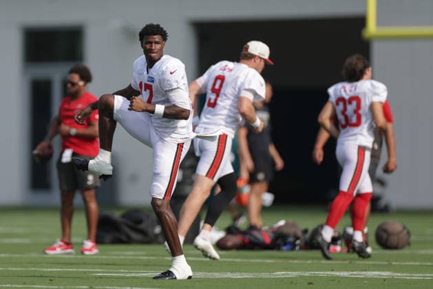 JACKSONVILLE, FL - AUGUST 25: Ted Hurst III 17 of the Tampa Bay Buccaneers warms up during the Jacksonville Jaguars joint practice with the Tampa Bay Buccaneers on August 25, 2026 at the Miller Electric Center in Jacksonville, Fl. (Photo by David Rosenblum Icon Sportswire) NFL, American Football Herren, USA AUG 25 Jaguars Training Camp EDITORIAL USE ONLY Icon260825250501
