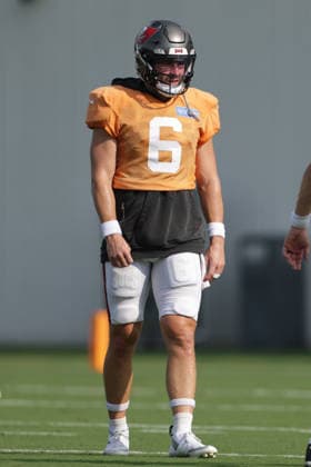 JACKSONVILLE, FL - AUGUST 25: Baker Mayfield 6 of the Tampa Bay Buccaneers looks on during the Jacksonville Jaguars joint practice with the Tampa Bay Buccaneers on August 25, 2026 at the Miller Electric Center in Jacksonville, Fl. (Photo by David Rosenblum Icon Sportswire) NFL, American Football Herren, USA AUG 25 Jaguars Training Camp EDITORIAL USE ONLY Icon260825250513