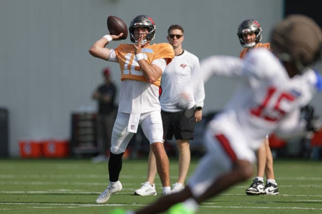 JACKSONVILLE, FL - AUGUST 25: Connor Bazelak 16 of the Tampa Bay Buccaneers throws a pass during the Jacksonville Jaguars joint practice with the Tampa Bay Buccaneers on August 25, 2026 at the Miller Electric Center in Jacksonville, Fl. (Photo by David Rosenblum Icon Sportswire) NFL, American Football Herren, USA AUG 25 Jaguars Training Camp EDITORIAL USE ONLY Icon260825250515