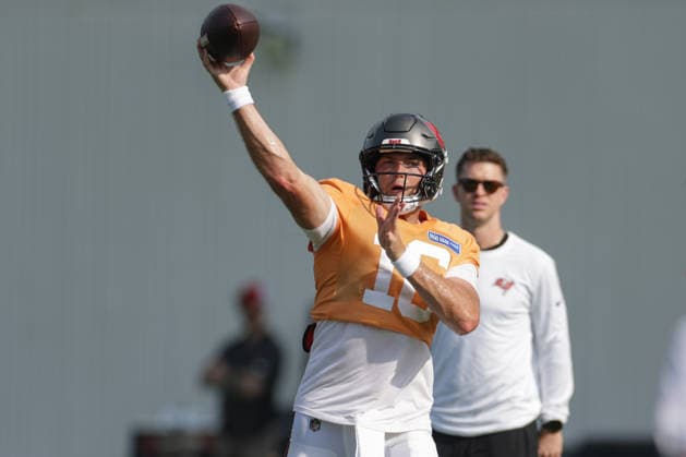JACKSONVILLE, FL - AUGUST 25: Connor Bazelak 16 of the Tampa Bay Buccaneers throws a pass during the Jacksonville Jaguars joint practice with the Tampa Bay Buccaneers on August 25, 2026 at the Miller Electric Center in Jacksonville, Fl. (Photo by David Rosenblum Icon Sportswire) NFL, American Football Herren, USA AUG 25 Jaguars Training Camp EDITORIAL USE ONLY Icon260825250516