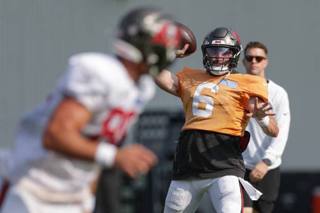 JACKSONVILLE, FL - AUGUST 25: Baker Mayfield 6 of the Tampa Bay Buccaneers throws a pass during the Jacksonville Jaguars joint practice with the Tampa Bay Buccaneers on August 25, 2026 at the Miller Electric Center in Jacksonville, Fl. (Photo by David Rosenblum Icon Sportswire) NFL, American Football Herren, USA AUG 25 Jaguars Training Camp EDITORIAL USE ONLY Icon260825250518
