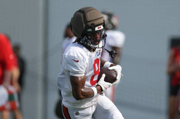 JACKSONVILLE, FL - AUGUST 25: Sirvocea Dennis 8 of the Tampa Bay Buccaneers works on a drill during the Jacksonville Jaguars joint practice with the Tampa Bay Buccaneers on August 25, 2026 at the Miller Electric Center in Jacksonville, Fl. (Photo by David Rosenblum Icon Sportswire) NFL, American Football Herren, USA AUG 25 Jaguars Training Camp EDITORIAL USE ONLY Icon260825250528