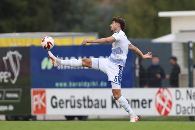 Tobias Fleckstein of MSV Duisburg in action, on the ball, making a solo run during the Lower Rhine Cup match between 1 FC Wuelfrath and MSV Duisburg, IMS Arena on August 25, 2026, in Velbert, Germany. Photo by Oliver Kaelke, DeFodi Images. Tobias Fleckstein of MSV Duisburg controls the ball during the 3. Liga match between 1 FC Wüelfrath and MSV Duisburg at IMS Arena on August 25, 2026 in Velbert, Germany. Photo by Oliver Kaelke, DeFodi Images. DFB and DFL regulations prohibit any use of photographs as image sequences and or quasi-video. Photo by Oliver Kaelke, DeFodi Images.