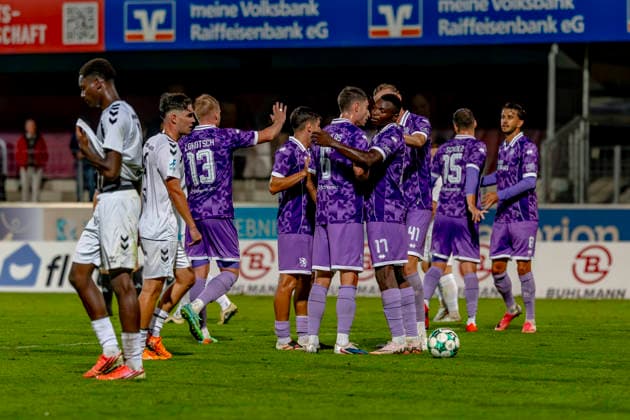 Burghausen, Deutschland 25. August 2026: Toto-Pokal - Bayerischer Landespokal - 2026 2027 - Achtelfinale - SV Wacker Burghausen gegen FC Ingolstadt 04 Im Bild: in der Traube Torschütze Obed Ugondu (FCI) jubelt nach seinem Tor zum 0:3 mit seinen Mannschaftskollegen, flatbuy-Stadion Bayern *** Burghausen, Germany, August 25, 2026, Toto Cup (Bavarian State Cup) 2026–2027, Round of 16: SV Wacker Burghausen vs. FC Ingolstadt 04. Pictured in the crowd, goal scorer Obed Ugondu of FCI celebrates his goal—making the score 0–3—with his teammates, Flatbuy Stadium, Bavaria Copyright: xFotostandx xSchäferx
