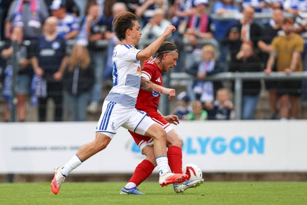 Jan Simon Symalla of MSV Duisburg and Tom Pass of 1 FC Wuelfrath battle for the ball during the Niederrhein Cup match between 1 FC Wuelfrath and MSV Duisburg at the IMS Arena on August 25, 2026, in Velbert, Germany Photo by Oliver Kaelke, DeFodi Images Jan Simon Symalla of MSV Duisburg and Tom Pass of 1 FC Wuelfrath battle for the ball during the 3. Liga match between 1 FC Wuelfrath and MSV Duisburg at the IMS Arena on August 25, 2026 in Velbert, Germany. Photo by Oliver Kaelke, DeFodi Images. DFB and DFL regulations prohibit any use of photographs as image sequences and or quasi-video. Photo by Oliver Kaelke, DeFodi Images.