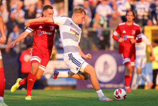 Peter Remmert of MSV Duisburg in action, on the ball, making a solo run during the Lower Rhine Cup match between 1 FC Wuelfrath and MSV Duisburg, IMS Arena on August 25, 2026, in Velbert, Germany. Photo by Oliver Kaelke, DeFodi Images. Peter Remmert of MSV Duisburg controls the ball during the 3. Liga match between 1 FC Wüelfrath and MSV Duisburg at IMS Arena on August 25, 2026 in Velbert, Germany. Photo by Oliver Kaelke, DeFodi Images. DFB and DFL regulations prohibit any use of photographs as image sequences and or quasi-video. Photo by Oliver Kaelke, DeFodi Images.