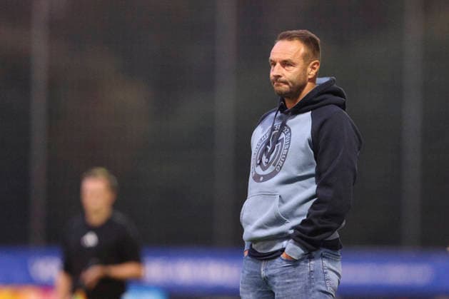 MSV Duisburg coach Dietmar Hirsch looks disappointed during the Lower Rhine Cup match between 1 FC Wuelfrath and MSV Duisburg, IMS Arena on August 25, 2026, in Velbert, Germany. Photo by Oliver Kaelke, DeFodi Images. Coach Dietmar Hirsch of MSV Duisburg looks dejected during the 3. Liga match between 1 FC Wüelfrath and MSV Duisburg at IMS Arena on August 25, 2026 in Velbert, Germany Photo by Oliver Kaelke, DeFodi Images DFB and DFL regulations prohibit any use of photographs as image sequences and or quasi-video Photo by Oliver Kaelke, DeFodi Images