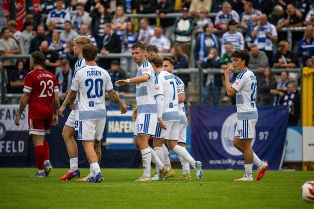 Lower Rhine Cup: 1. FC Wülfrath vs. MSV Duisburg ** FOR EDITORIAL USE ONLY ** EDITORIAL USE ONLY ** p Soccer Lower Rhine Cup 1: FC Wülfrath vs. MSV Duisburg on August 25, 2026, at the IMS Arena in Velbert. Celebration of the 0-1 goal scored by Jan Simon Symalla of Duisburg. Copyright JakobxKlos Copyright: JakobxKlos doc87bdxzs0flftf25jtsk ,EDITORIAL USE ONLY Copyright: JakobxKlos