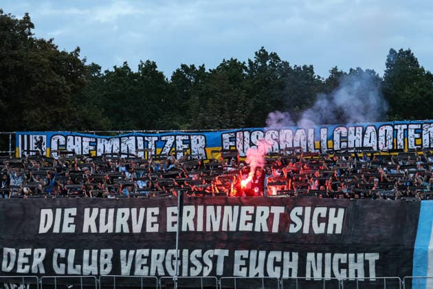 Deutschland: Regionalliga Nordost 2026 2027, 6. Spieltag, 1.FC Lokomotive Leipzig - Chemnitzer FC, Bruno-Plache-Stadion (Leipzig): Fans Chemnitz, Pyro *** Germany Regional League Northeast 2026–2027, Matchday 6, 1 FC Lokomotive Leipzig vs. Chemnitzer FC, Bruno Plache Stadium, Leipzig; Chemnitz fans, pyrotechnics Copyright: xLucasxWalterx
