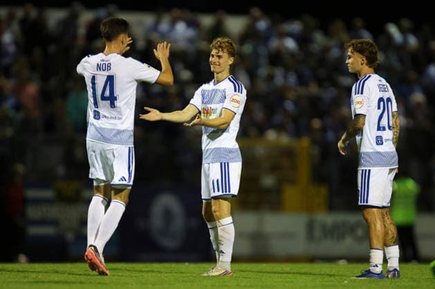 Dominik Kother of MSV Duisburg celebrates a goal with his teammates after scoring the 0-5 goal during the Lower Rhine Cup match between 1 FC Wüelfrath and MSV Duisburg at the IMS Arena on August 25, 2026, in Velbert, Germany. Photo by Oliver Kaelke, DeFodi Images. Dominik Kother of MSV Duisburg celebrates with his teammates after scoring his team’s fifth goal during the 3. Liga match between 1 FC Wüelfrath and MSV Duisburg at the IMS Arena on August 25, 2026 in Velbert, Germany. Photo by Oliver Kaelke, DeFodi Images. DFB and DFL regulations prohibit any use of photographs as image sequences and or quasi-video. Photo by Oliver Kaelke, DeFodi Images.