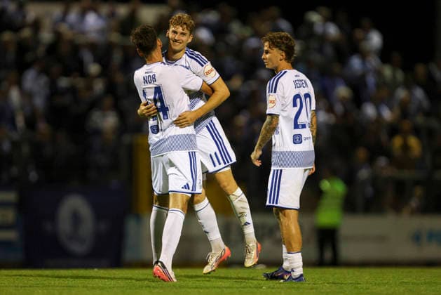Dominik Kother of MSV Duisburg celebrates a goal with his teammates after scoring the 0-5 goal during the Lower Rhine Cup match between 1 FC Wüelfrath and MSV Duisburg at the IMS Arena on August 25, 2026, in Velbert, Germany. Photo by Oliver Kaelke, DeFodi Images. Dominik Kother of MSV Duisburg celebrates with his teammates after scoring his team’s fifth goal during the 3. Liga match between 1 FC Wüelfrath and MSV Duisburg at the IMS Arena on August 25, 2026 in Velbert, Germany. Photo by Oliver Kaelke, DeFodi Images. DFB and DFL regulations prohibit any use of photographs as image sequences and or quasi-video. Photo by Oliver Kaelke, DeFodi Images.