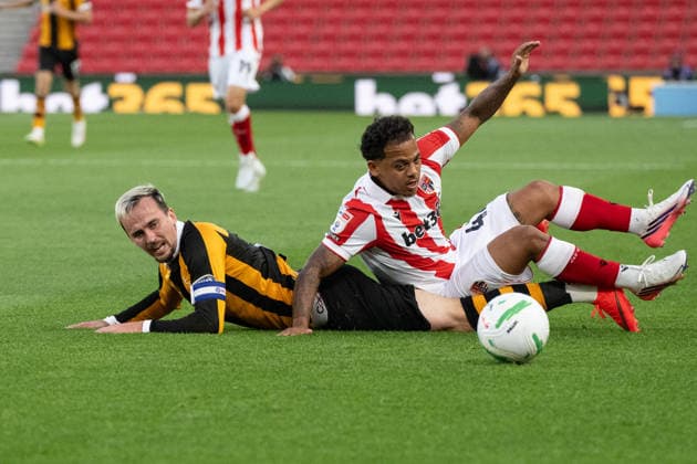 Stoke City v Hull City Carabao Cup Liam Millar of Hull City clashes with Million Manhoef of Stoke City during the Carabao Cup Second Round match between Stoke City and Hull City at the bet365 Stadium, Stoke-on-Trent 25 08 2026 UK Newspapers OUT Copyright: xMattxWilkinsonx FIL-23823-0114