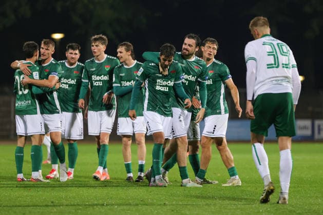 25.08.2026, Fussball, Herren, Saison 2026 2027, Bayerischer Totopokal, Achtelfinale: FC Schweinfurt 05 - VfB Eichstätt Schweinfurt feiert das 3:1 durch Berkay Öztürk (FC Schweinfurt 05, 40) Schweinfurt Riedel-Bau-Arena im Sachs-Stadio Bayern Unterfranken Deutschland *** August 25, 2026, Soccer, Men s, 2026–2027 Season, Bavarian Toto Cup, Round of 16: FC Schweinfurt 05 vs. VfB Eichstätt; Schweinfurt celebrates a 3–1 victory thanks to a goal by Berkay Öztürk; FC Schweinfurt 05, 40; Schweinfurt Riedel Bau Arena at Sachs Stadium, Bavaria, Lower Franconia, Germany