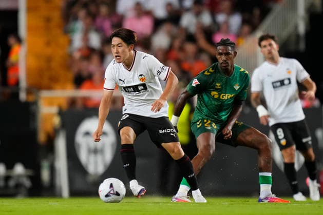 Valencia CF v Real Betis Balompie - LaLiga EA Sports 2026 27 Ryunosuke Sato left winger of Valencia and Japan and Junior Firpo left-back of Betis and Dominican Republic compete for the ball during the LaLiga EA Sports 2026 27 match between Valencia CF and Real Betis Balompie at Estadi de Mestalla on August 25, 2026 in Valencia, Spain. Valencia Spain  Copyright: xJosexBretonx originalFilename:bretonhernandez-valencia260825_np9LS.jpg