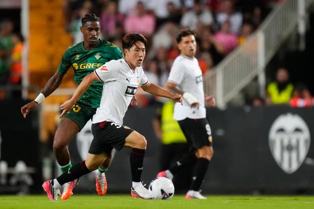 Valencia CF v Real Betis Balompie - LaLiga EA Sports 2026 27 Ryunosuke Sato left winger of Valencia and Japan and Junior Firpo left-back of Betis and Dominican Republic compete for the ball during the LaLiga EA Sports 2026 27 match between Valencia CF and Real Betis Balompie at Estadi de Mestalla on August 25, 2026 in Valencia, Spain. Valencia Spain  Copyright: xJosexBretonx originalFilename:bretonhernandez-valencia260825_npEPC.jpg