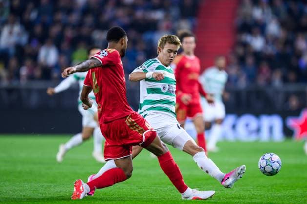 SOCCER - UEFA CL, LASK vs Celtic LINZ,AUSTRIA,25.AUG.26 - SOCCER - UEFA Champions League, play-off, Linzer ASK vs Celtic Glasgow. Image shows Xavier Mbuyamba (LASK) and Hyunjun Yang (Celtic).  GEPAxpictures xChristianxMoser