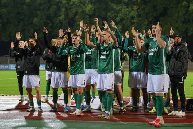 25.08.2026, Fussball, Herren, Saison 2026 2027, Bayerischer Totopokal, Achtelfinale: FC Schweinfurt 05 - VfB Eichstätt Die Schweinfurter Mannschaft feiert vor den Fans auf der Tribüne Schweinfurt Riedel-Bau-Arena im Sachs-Stadio Bayern Unterfranken Deutschland *** August 25, 2026, Soccer, Men s, 2026–2027 Season, Bavarian Toto Cup, Round of 16: FC Schweinfurt 05 vs. VfB Eichstätt. The Schweinfurt team celebrates in front of the fans in the stands at the Schweinfurt Riedel Bau Arena in Sachs Stadio, Lower Franconia, Bavaria, Germany