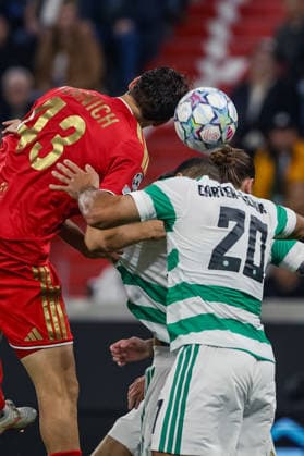 SOCCER - UEFA CL, LASK vs Celtic LINZ,AUSTRIA,25.AUG.26 - SOCCER - UEFA Champions League, play-off, Linzer ASK vs Celtic Glasgow. Image shows Joao Tornich (LASK) and Cameron Carter Vickers (Celtic).  GEPAxpictures xManuelxBinder