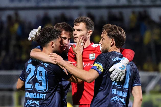 Deutschland: Regionalliga Nordost 2026 2027, 6. Spieltag, 1.FC Lokomotive Leipzig - Chemnitzer FC, Bruno-Plache-Stadion (Leipzig): Jubel Chemnitz nach 0:2 Sieg *** Germany s Northeast Regional League 2026–2027, Matchday 6, 1 FC Lokomotive Leipzig vs. Chemnitzer FC, Bruno Plache Stadium, Leipzig; Cheers in Chemnitz after a 0–2 victory Copyright: xLucasxWalterx