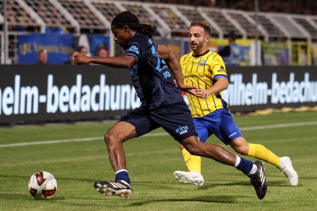 Deutschland: Regionalliga Nordost 2026 2027, 6. Spieltag, 1.FC Lokomotive Leipzig - Chemnitzer FC, Bruno-Plache-Stadion (Leipzig): Ken Tchouankeu (Chemnitzer FC, 20) am Ball *** Germany Regional League Northeast 2026–2027, Matchday 6, 1 FC Lokomotive Leipzig vs. Chemnitzer FC, Bruno Plache Stadium, Leipzig; Ken Tchouankeu (Chemnitzer FC), 20 on the ball Copyright: xLucasxWalterx