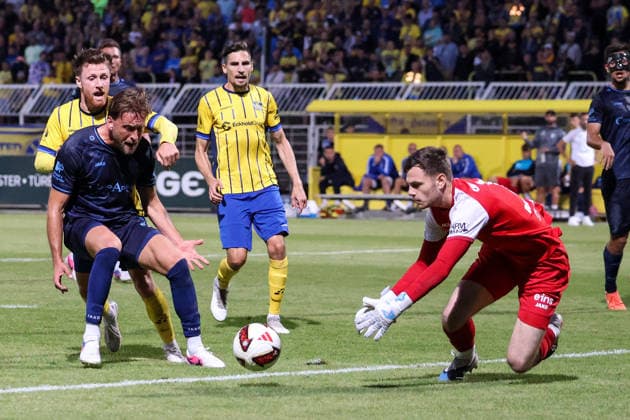 Deutschland: Regionalliga Nordost 2026 2027, 6. Spieltag, 1.FC Lokomotive Leipzig - Chemnitzer FC, Bruno-Plache-Stadion (Leipzig): Zweikampf von Dorian Äaevis Cevis (1. FC Lokomotive Leipzig, 22) und Denis Stalmach (Chemnitzer FC, 21) *** Germany Regionalliga Northeast 2026–2027, Matchday 6, 1 FC Lokomotive Leipzig vs. Chemnitzer FC, Bruno Plache Stadium, Leipzig—A tackle by Dorian Äaevis Cevis (1 FC Lokomotive Leipzig, 22) and Denis Stalmach (Chemnitzer FC, 21) Copyright: xLucasxWalterx
