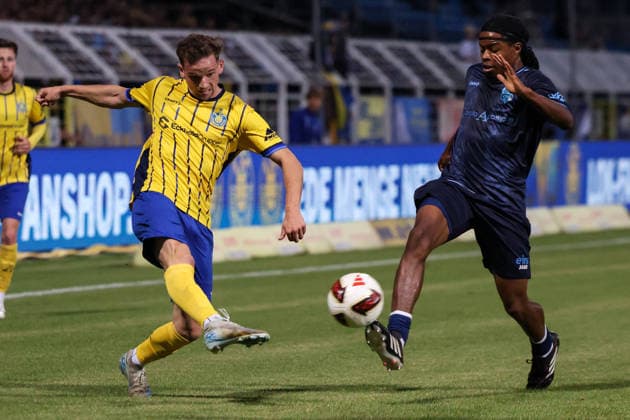Deutschland: Regionalliga Nordost 2026 2027, 6. Spieltag, 1.FC Lokomotive Leipzig - Chemnitzer FC, Bruno-Plache-Stadion (Leipzig): Flanke von Nils Florian Kaiser (1. FC Lokomotive Leipzig, 19) *** Germany Regional League Northeast 2026–2027, Matchday 6, 1 FC Lokomotive Leipzig vs. Chemnitzer FC, Bruno Plache Stadium, Leipzig. Cross by Nils Florian Kaiser (1 FC Lokomotive Leipzig), 19 Copyright: xLucasxWalterx