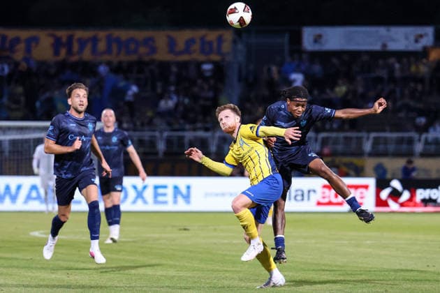 Deutschland: Regionalliga Nordost 2026 2027, 6. Spieltag, 1.FC Lokomotive Leipzig - Chemnitzer FC, Bruno-Plache-Stadion (Leipzig): Dorian Äaevis Cevis (1. FC Lokomotive Leipzig, 22) im Duell mit Ken Tchouankeu (Chemnitzer FC, 20) *** Germany Regional League Northeast 2026–2027, Matchday 6, 1 FC Lokomotive Leipzig vs. Chemnitzer FC, Bruno Plache Stadium, Leipzig: Dorian Äaevis Cevis of 1 FC Lokomotive Leipzig (No. 22) faces off against Ken Tchouankeu of Chemnitzer FC (No. 20) Copyright: xx