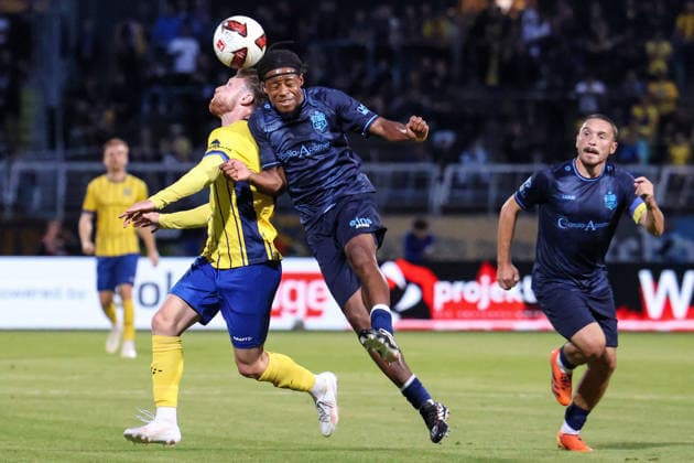 Deutschland: Regionalliga Nordost 2026 2027, 6. Spieltag, 1.FC Lokomotive Leipzig - Chemnitzer FC, Bruno-Plache-Stadion (Leipzig): Dorian Äaevis Cevis (1. FC Lokomotive Leipzig, 22) im Duell mit Ken Tchouankeu (Chemnitzer FC, 20) *** Germany Regional League Northeast 2026–2027, Matchday 6, 1 FC Lokomotive Leipzig vs. Chemnitzer FC, Bruno Plache Stadium, Leipzig: Dorian Äaevis Cevis of 1 FC Lokomotive Leipzig (No. 22) faces off against Ken Tchouankeu of Chemnitzer FC (No. 20) Copyright: xLucasxWalterx
