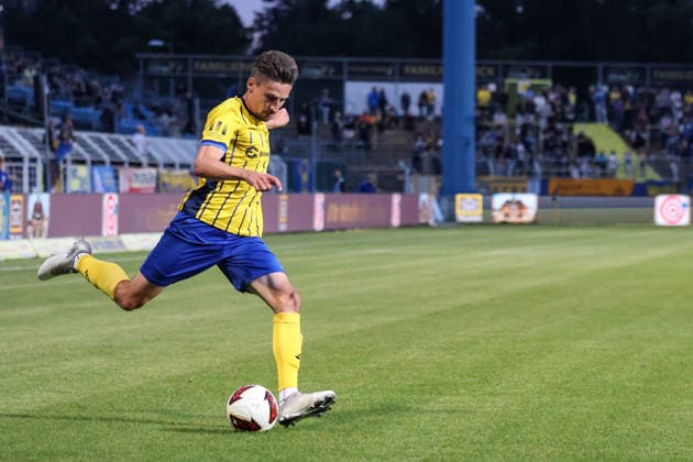 Deutschland: Regionalliga Nordost 2026 2027, 6. Spieltag, 1.FC Lokomotive Leipzig - Chemnitzer FC, Bruno-Plache-Stadion (Leipzig): Alexander Siebeck (1. FC Lokomotive Leipzig, 14) Flanke *** Germany Regionalliga Northeast 2026–2027, Matchday 6, 1 FC Lokomotive Leipzig vs. Chemnitzer FC, Bruno Plache Stadium, Leipzig; Alexander Siebeck, 1 FC Lokomotive Leipzig, 14th-minute cross Copyright: xLucasxWalterx