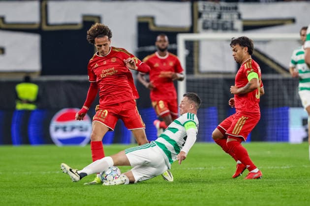 SOCCER - UEFA CL, LASK vs Celtic LINZ,AUSTRIA,25.AUG.26 - SOCCER - UEFA Champions League, play-off, Linzer ASK vs Celtic Glasgow. Image shows Robert Ljubicic (LASK), Callum McGregor (Celtic) and Sascha Horvath (LASK).  GEPAxpictures xManuelxBinder