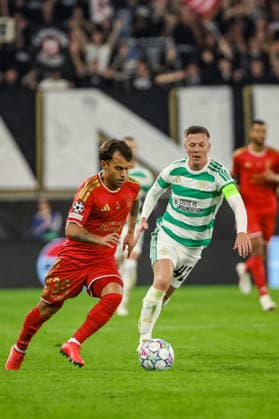 SOCCER - UEFA CL, LASK vs Celtic LINZ,AUSTRIA,25.AUG.26 - SOCCER - UEFA Champions League, play-off, Linzer ASK vs Celtic Glasgow. Image shows Sascha Horvath (LASK) and Callum McGregor (Celtic).  GEPAxpictures xManuelxBinder