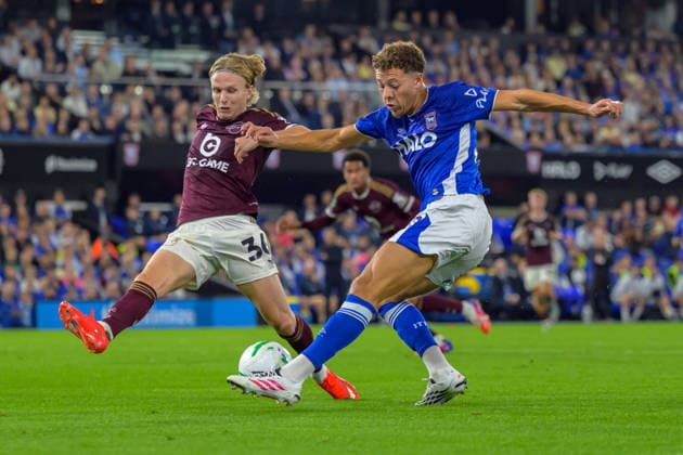 IPSWICH, ENGLAND AUGUST 25 - Kasey McAteer of Ipswich Town shoots at goal during the Carabao Cup game between Ipswich Town and Leicester City at Portman Road on August 25, 2026 in Ipswich, England. (Photo by Keeran Marquis Sports Press Photo) Copyright: xKeeranxMarquis SPPx Sportspressphoto_SPR215413