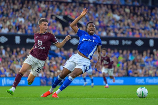 IPSWICH, ENGLAND AUGUST 25 - Luke Thomas of Leicester City and Chuba Akpom of Ipswich Town during the Carabao Cup game between Ipswich Town and Leicester City at Portman Road on August 25, 2026 in Ipswich, England. (Photo by Keeran Marquis Sports Press Photo) Copyright: xKeeranxMarquis SPPx Sportspressphoto_SPR215419