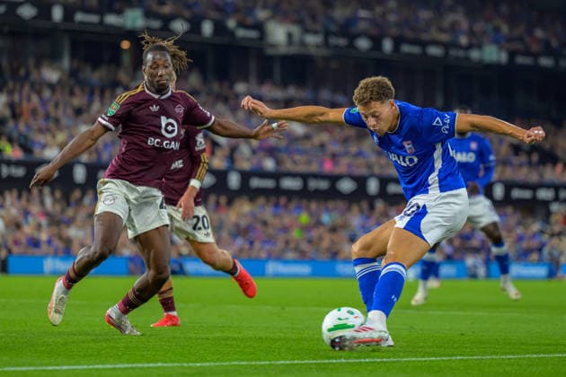 IPSWICH, ENGLAND AUGUST 25 - Kasey McAteer of Ipswich Town crossing the ball during the Carabao Cup game between Ipswich Town and Leicester City at Portman Road on August 25, 2026 in Ipswich, England. (Photo by Keeran Marquis Sports Press Photo) Copyright: xKeeranxMarquis SPPx Sportspressphoto_SPR215426