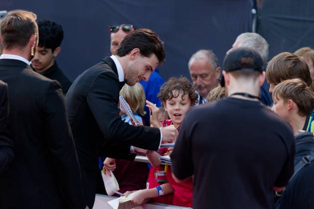 August 25, 2026, Manchester, United Kingdom: DECLAN RICE of Arsenal signing autographs for young fans at the PFA Player of the Year Awards 2026, Manchester Opera House UK PFA Player Of The Year Awards 2026,  - ZUMAp211 20260825_aap_p211_010 Copyright: xAndyxVonxPipx