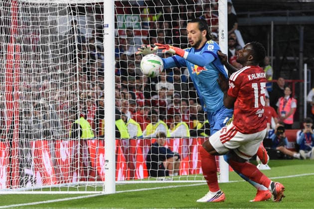 Nottingham Forest v Leeds, Carabao Cup Second round, The City Ground, Nottingham, UK - 25 August 2026 Leeds United s Goalkeeper James Trafford called into early action with Nottingham Forest s Arnaud Kaimuendo close by , UK NEWSPAPERS OUT Copyright: xRichardxBowcottx