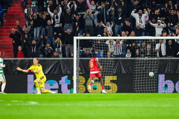 SOCCER - UEFA CL, LASK vs Celtic LINZ,AUSTRIA,25.AUG.26 - SOCCER - UEFA Champions League, play-off, Linzer ASK vs Celtic Glasgow. Image shows Viljami Sinisalo (Celtic) and Moses Usor (LASK).  GEPAxpictures xChristianxMoser