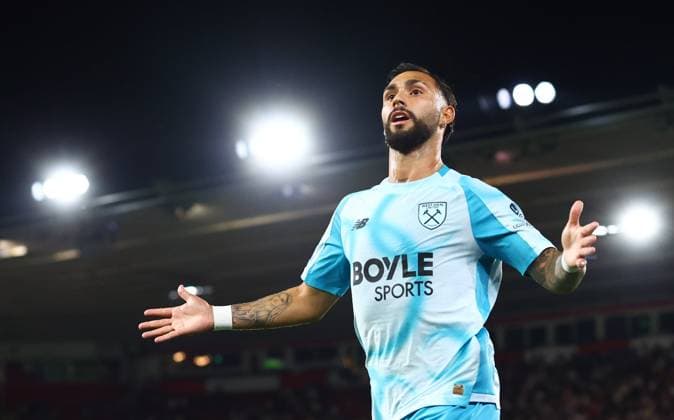 Valentin Castellanos of West Ham United celebrates scoring a goal after making the score 1-3. Southampton v West Ham United, EFL Carabao Cup, Second Round, Football, St Mary s Stadium, Southampton, UK - 25 Aug 2026Southampton St Mary s Stadium United Kingdom EDITORIAL USE ONLY No use with unauthorised audio, video, data, fixture lists, club league logos or live services. Online in-match use limited to 120 images, no video emulation. No use in betting, games or single club league player publications. Copyright: xJamesxMarsh Shutterstockx 17114998cb