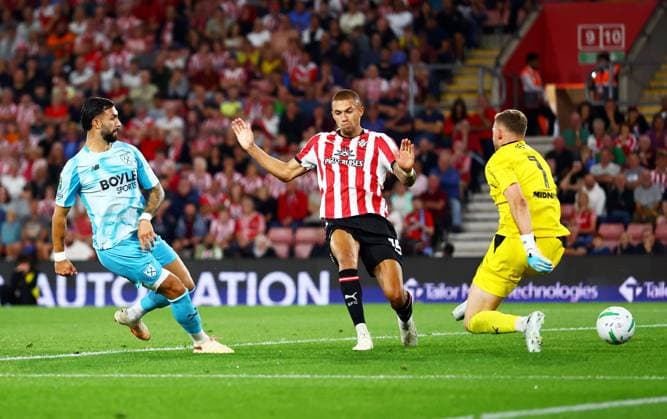 Valentin Castellanos of West Ham United scores a goal to make the score 1-3. Southampton v West Ham United, EFL Carabao Cup, Second Round, Football, St Mary s Stadium, Southampton, UK - 25 Aug 2026Southampton St Mary s Stadium United Kingdom EDITORIAL USE ONLY No use with unauthorised audio, video, data, fixture lists, club league logos or live services. Online in-match use limited to 120 images, no video emulation. No use in betting, games or single club league player publications. Copyright: xJamesxMarsh Shutterstockx 17114998cc